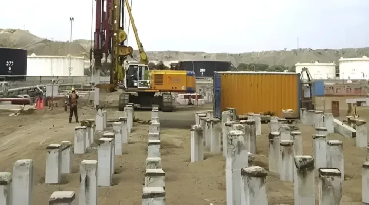 instalación de pilotes hincados para cimentaciones profundas en obra de infraestructura