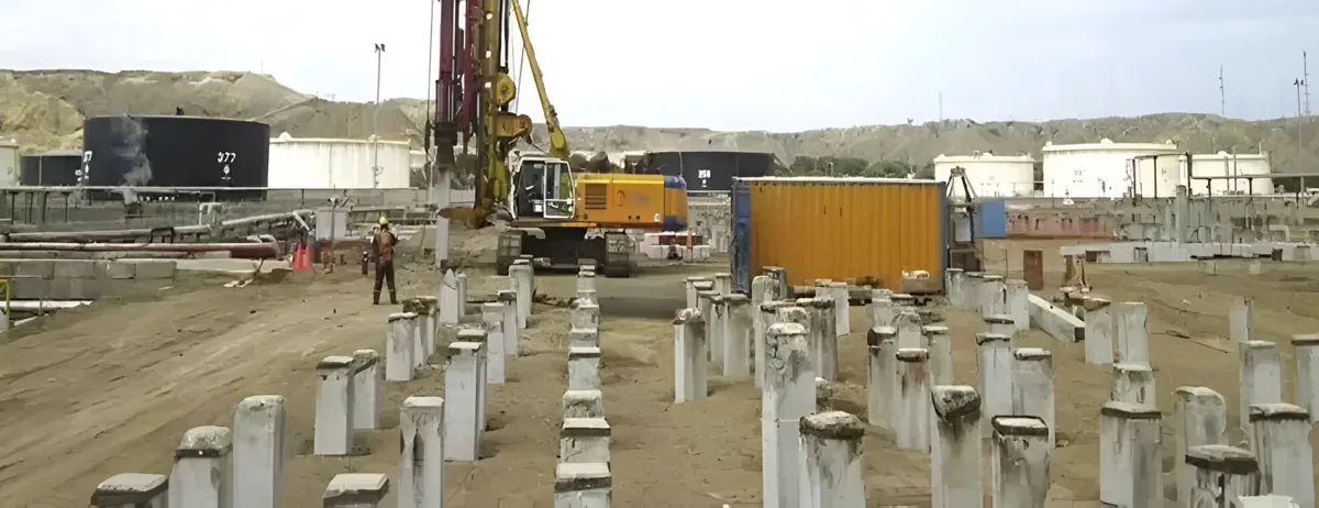 instalación de pilotes hincados para cimentaciones profundas en obra de infraestructura
