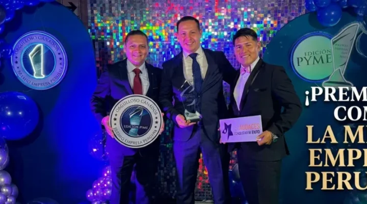 DCC recibiendo el premio a la mejor empresa PYME 2025 en su rubro