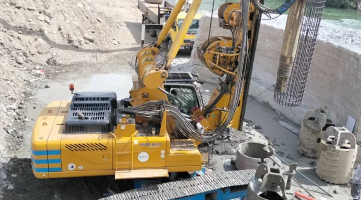 La perforadora Bauer BG 26 trabajando junto al estribo de concreto del Puente Victoria, en San Ramón (Chanchamayo, Junín), con el cauce del río al fondo