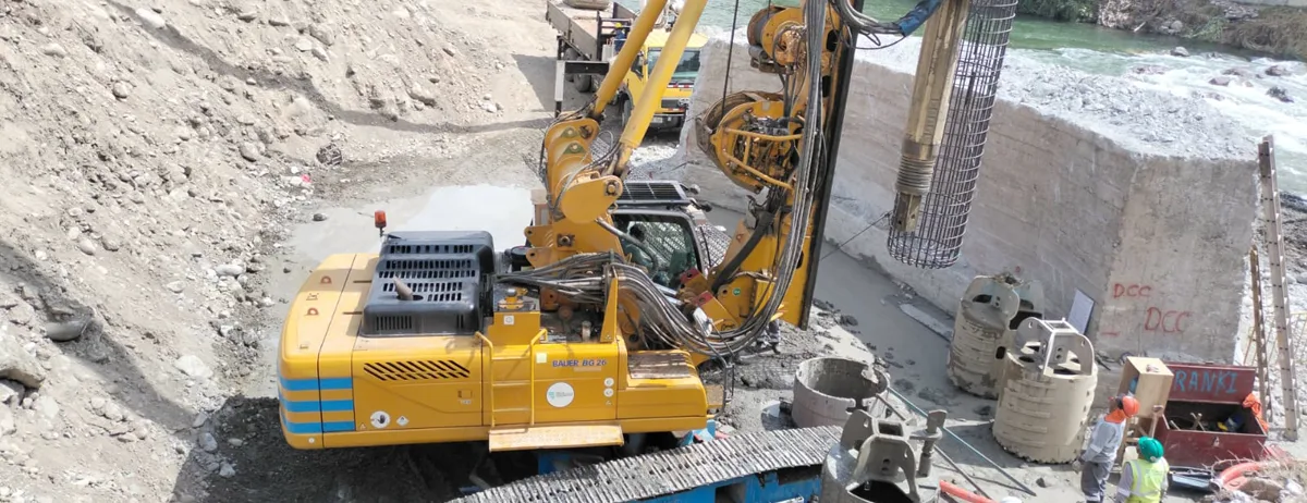 La perforadora Bauer BG 26 trabajando junto al estribo de concreto del Puente Victoria, en San Ramón (Chanchamayo, Junín), con el cauce del río al fondo