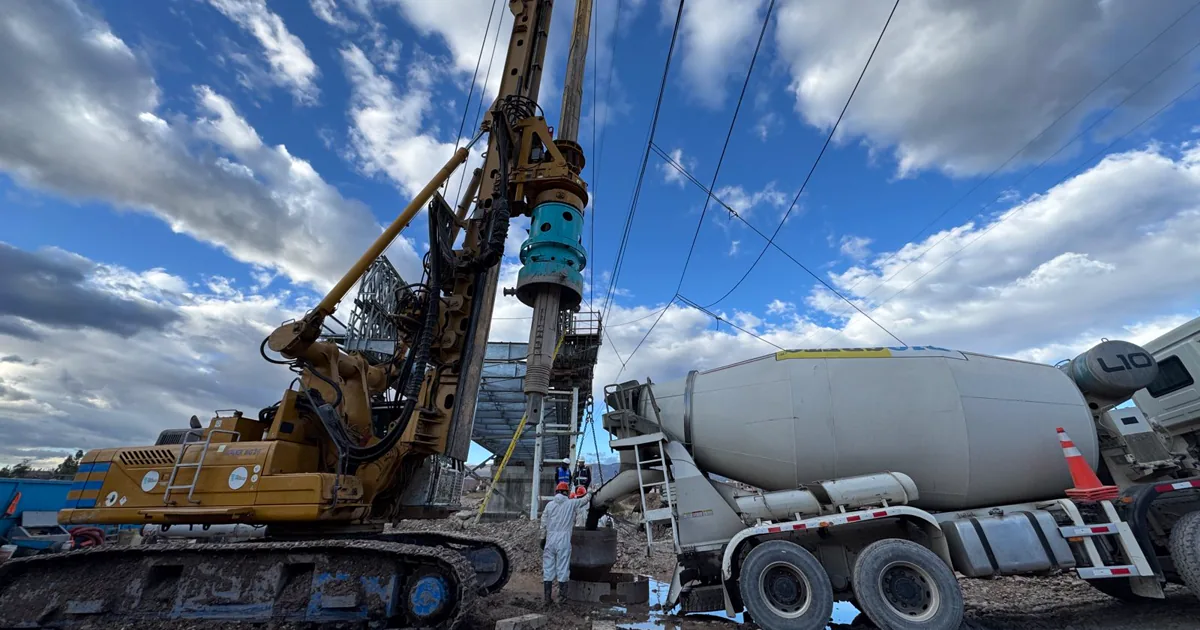 Camión mezclador vaciando concreto en un pilote excavado del Puente Cunas, junto a la perforadora