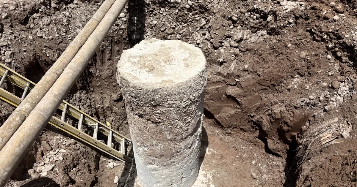 Cabeza de un pilote excavado descubierta para su ensayo, en la cimentación de una torre de alta tensión en Aguaytía