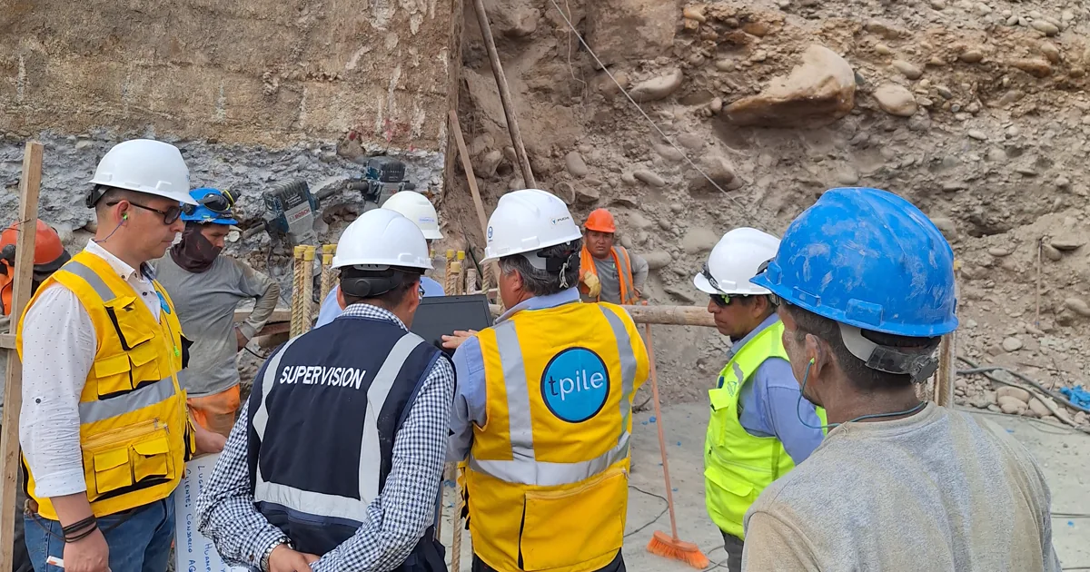 La supervisión de la obra presencia el ensayo de integridad de un pilote