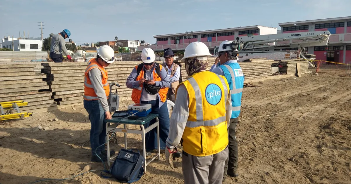 Equipo del ensayo PDA en obra, durante el control de los pilotes hincados del Colegio Politécnico del Santa