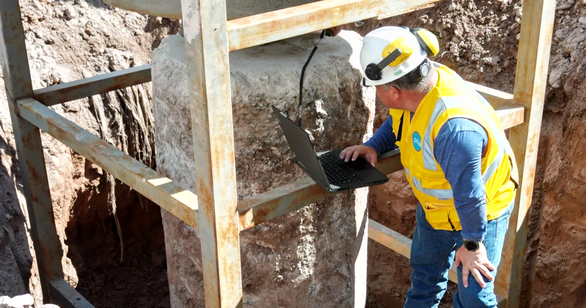 Ensayo PIT: el técnico registra las señales sobre la cabeza de un pilote excavado