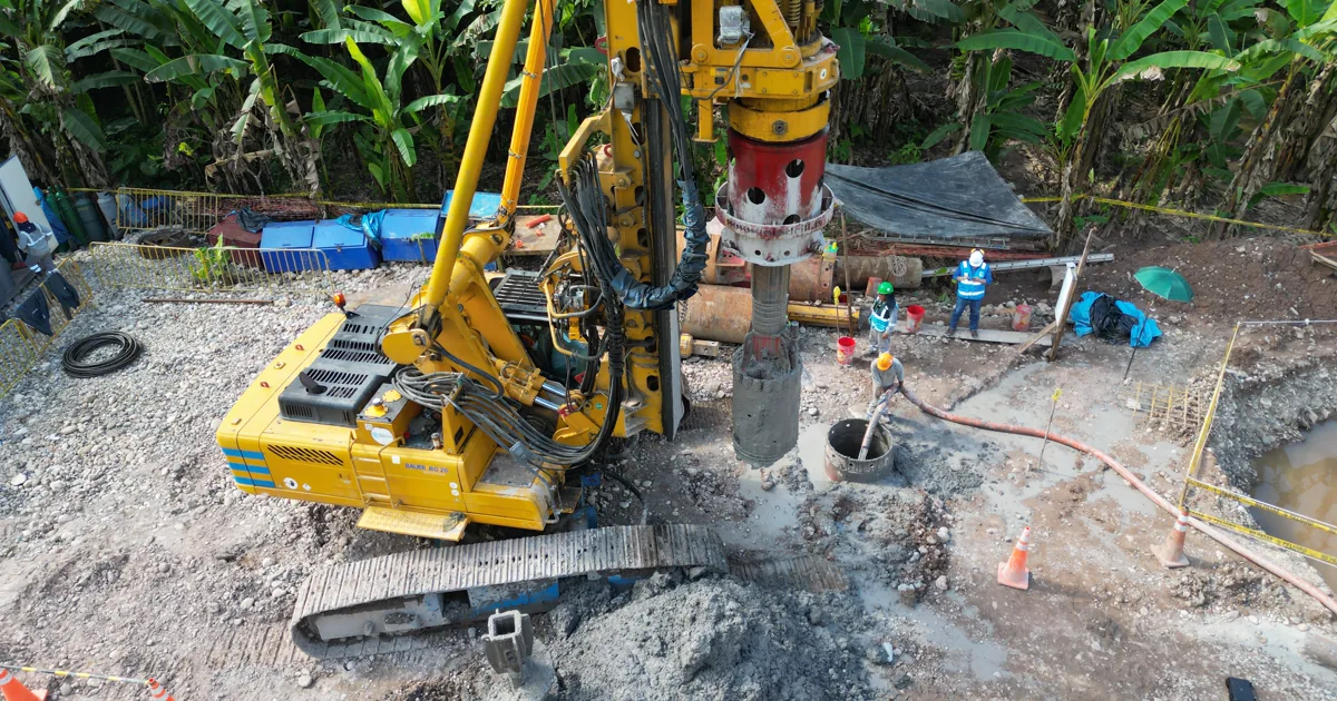 Perforadora de pilotes excavados en operación sobre la plataforma de trabajo, vista desde arriba, en Aguaytía, Ucayali