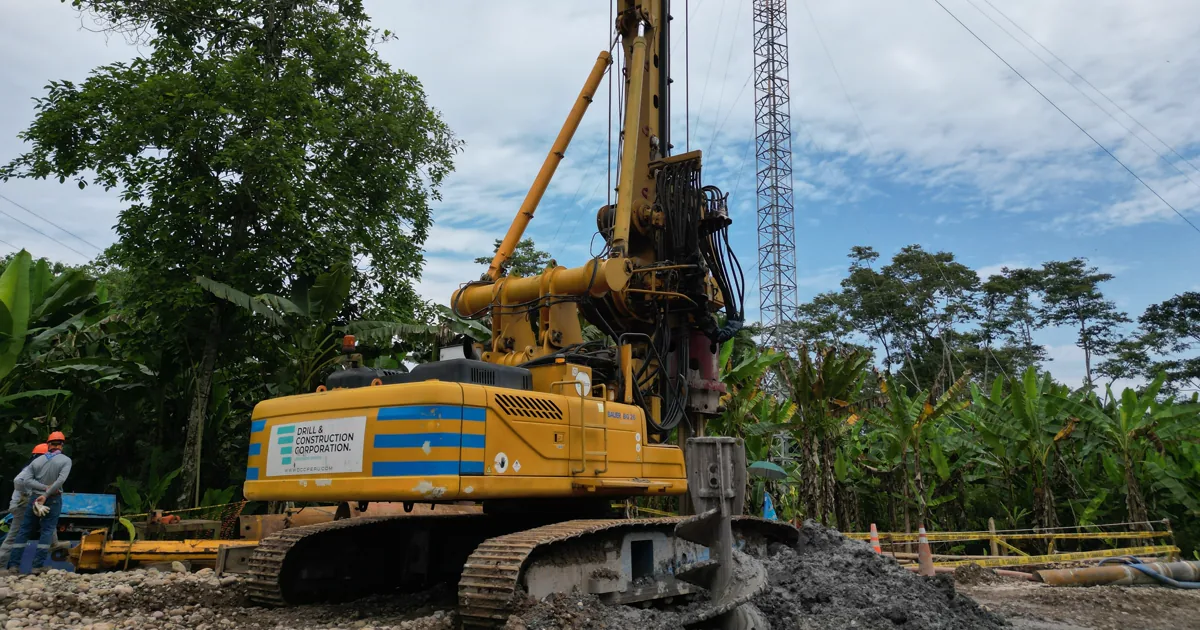 Perforadora de pilotes excavados trabajando junto a una torre de alta tensión en Aguaytía, Ucayali