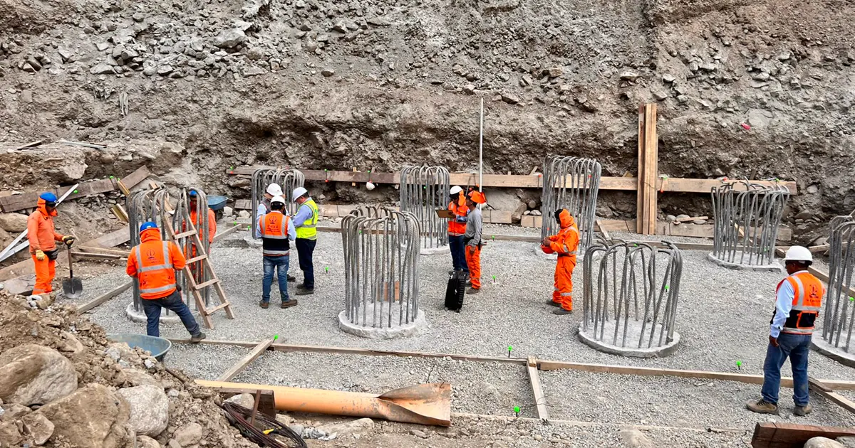 Cabezas de los pilotes excavados del Puente Santa Teresa, en Cusco, con la armadura de espera, durante la jornada de ensayos