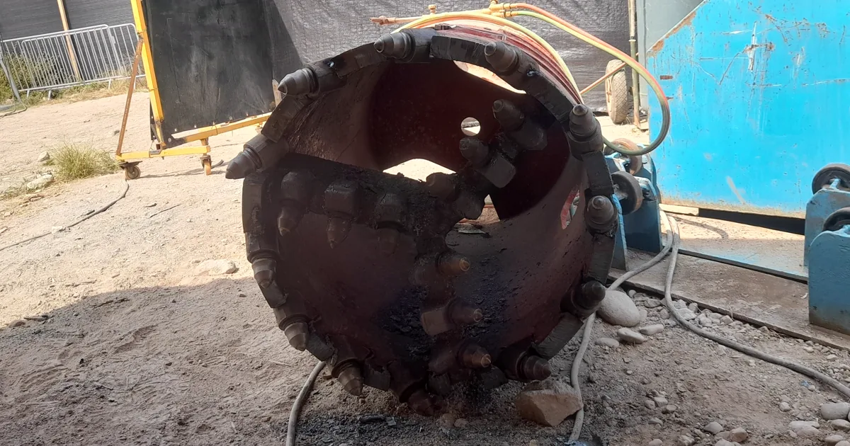 Core barrel con picas para el corte de roca, herramienta de perforación de los pilotes del Puente Victoria, en San Ramón