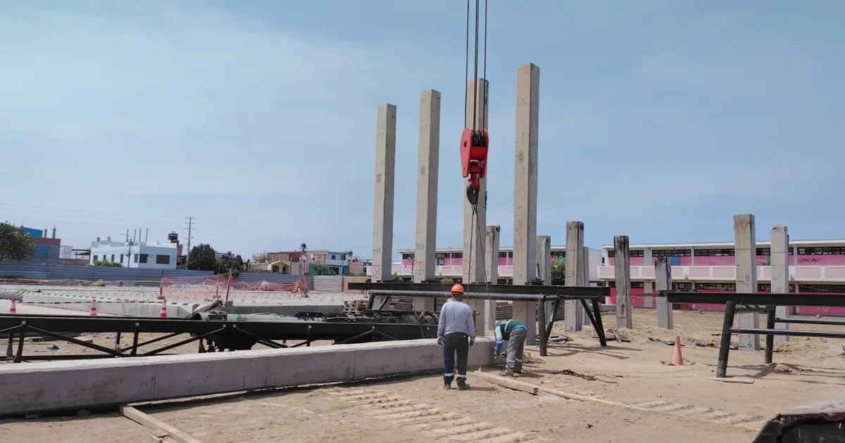 Pilotes prefabricados de concreto en posición vertical junto a la guía de hincado, en el Colegio Politécnico del Santa, Chimbote