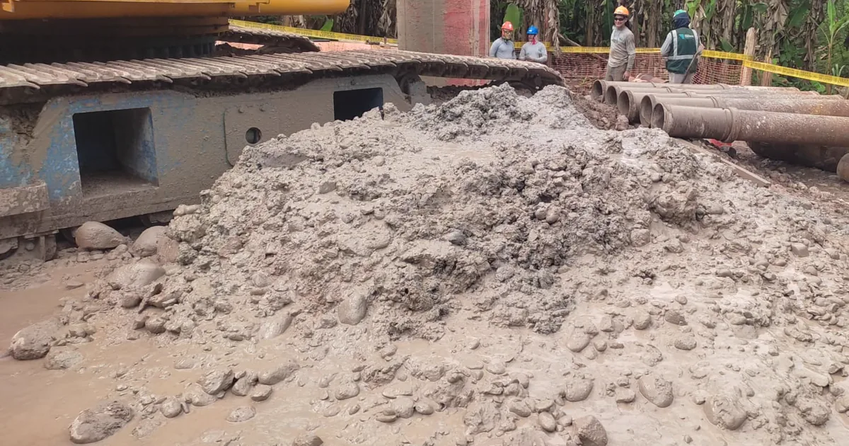 Suelo extraído de la perforación de un pilote excavado en Aguaytía: material gris, húmedo y con cantos rodados